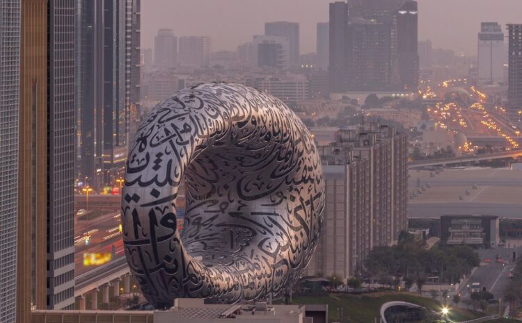 الفن العربي يتألق: رحلة عبر الإبداع من المحيط إلى الخليج في “لوحة”